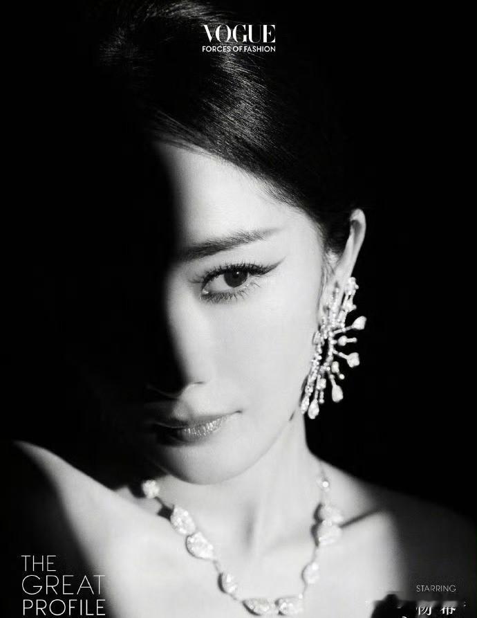 #秋日生活打卡季#

VOGUE女明星光影情绪大片
杨幂 刘诗诗 鞠婧祎 陈都灵