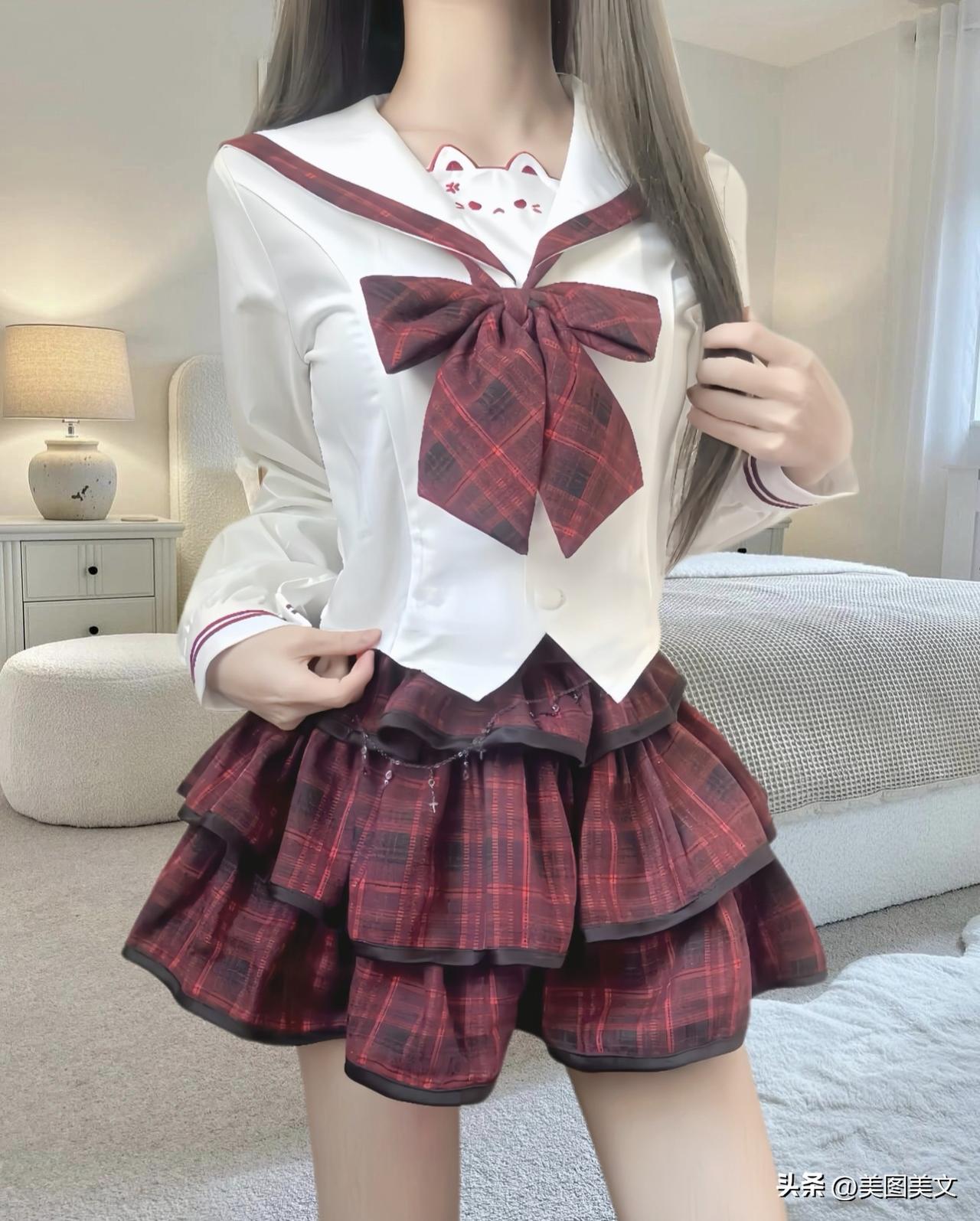 女生当然可以穿得甜美一些，这样看起来挺可爱的。