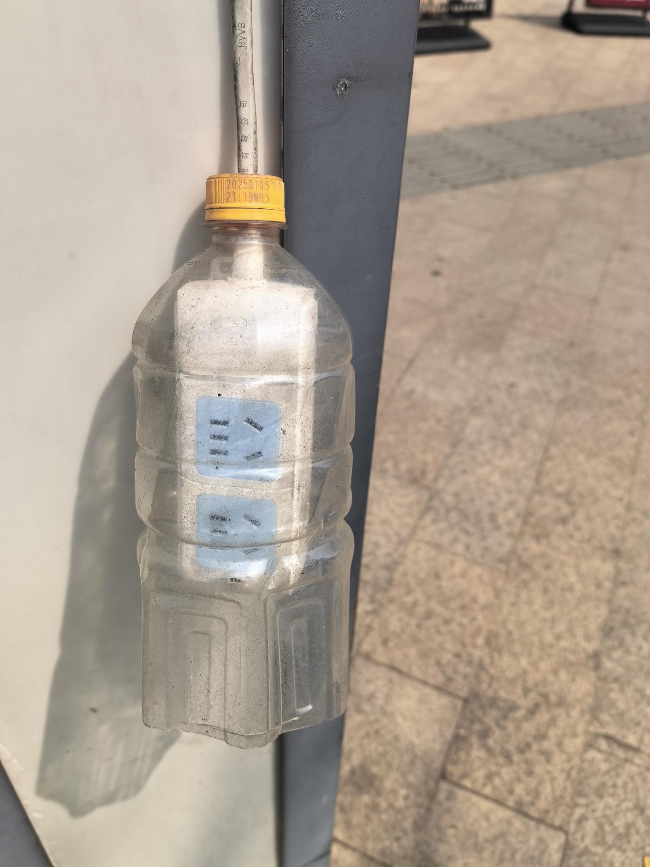 高手在民间啊！散步路过一家饭店门口，在室外搞了个电线插座。废弃的塑料饮料瓶，剪掉