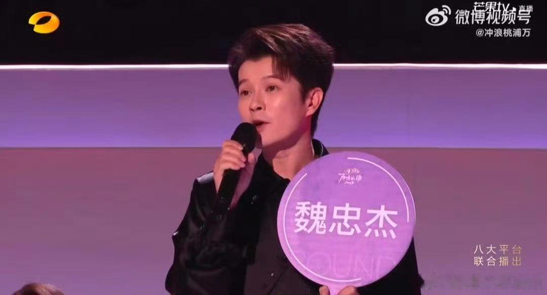 只有华晨宇23岁才参加快男声鸣远扬 咱就说，23岁参加快男的花花，真的是把厚积薄