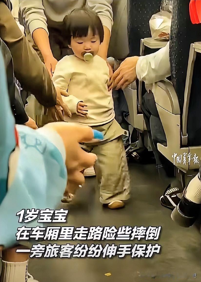 暖心一幕！一列从河南开往甘肃的高铁上，1岁宝宝踉踉跄跄在车厢里学走路，身子一歪，
