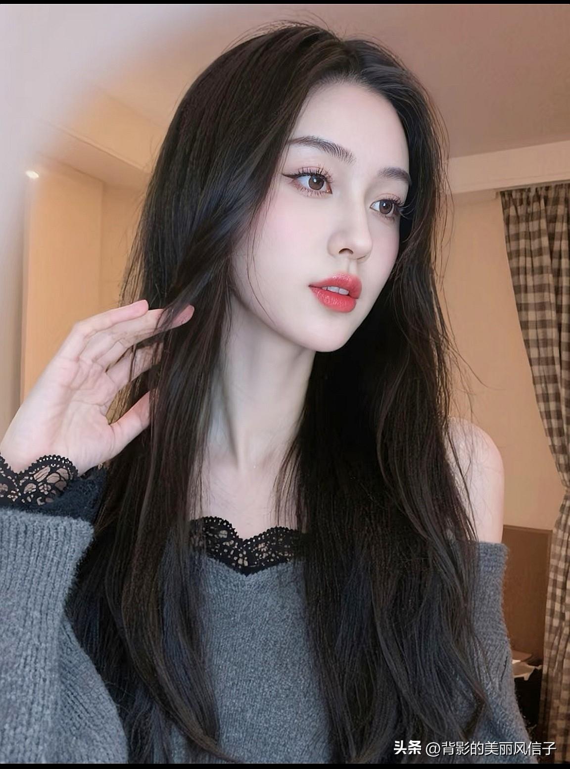 长发如瀑，红唇似火。