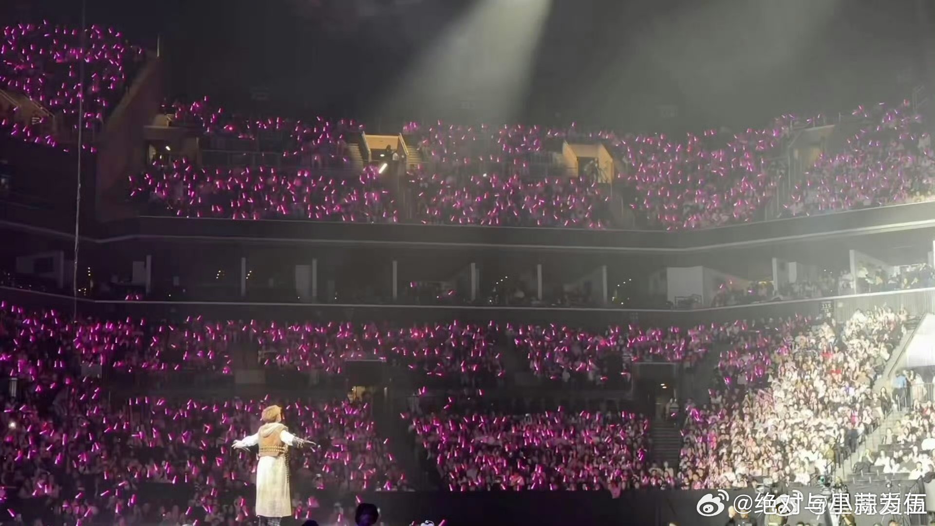 汪苏泷世巡纽约场上座率 放眼纽约全场都是奔赴而来的人，上座率百分百，灯海比星光耀