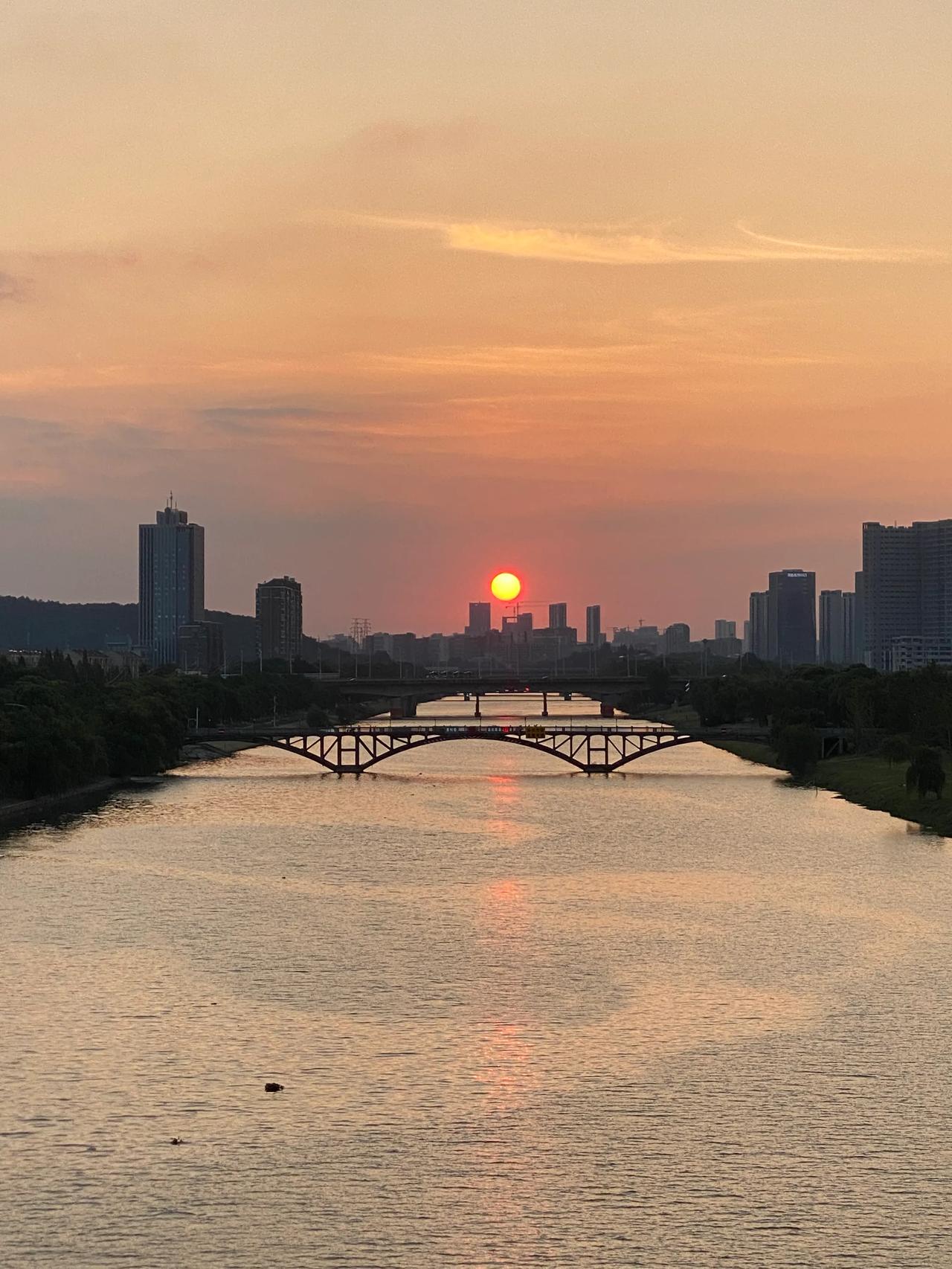 夕阳映照下的秦淮河，美轮美奂。