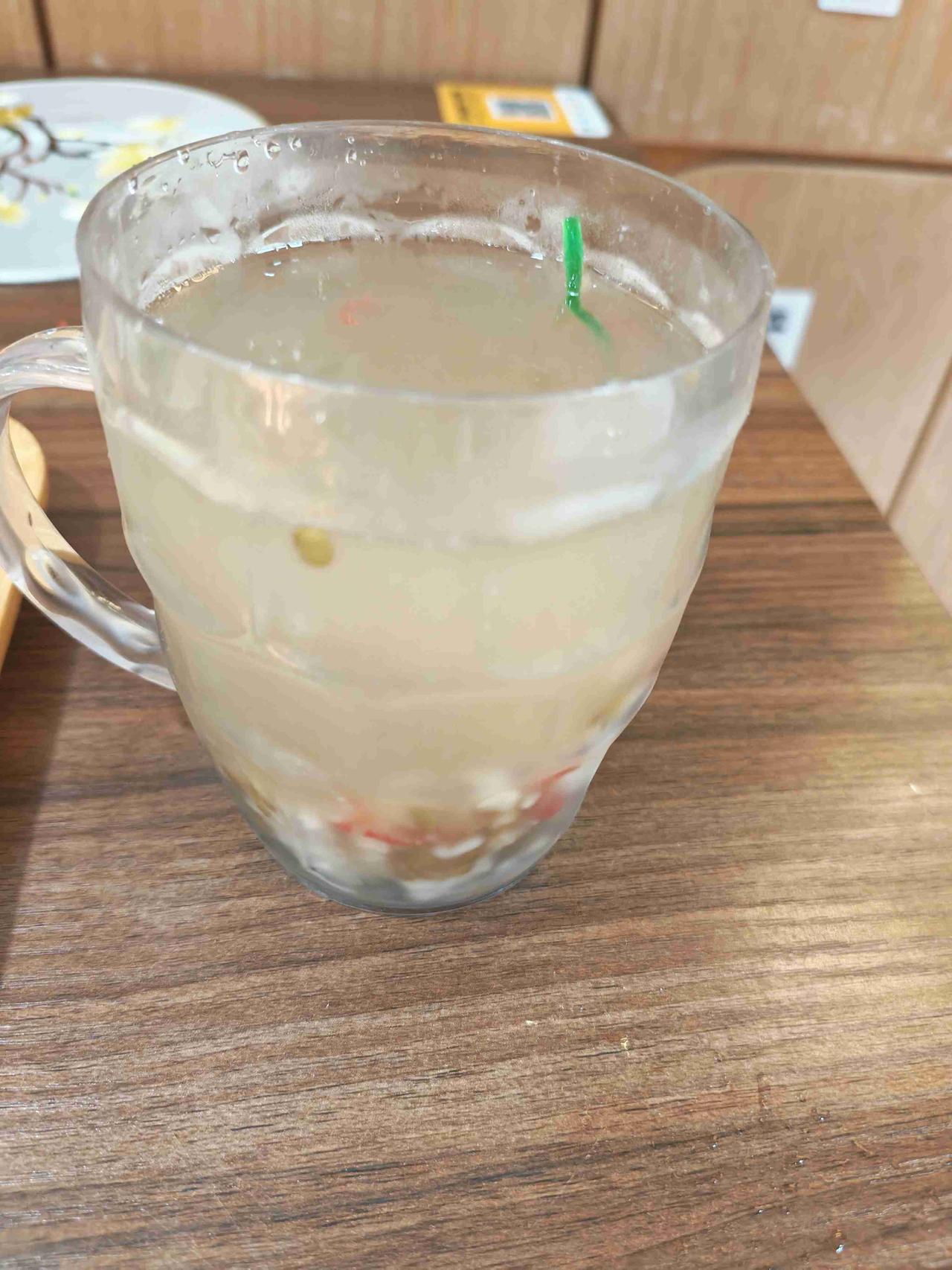突然被这段话治愈了，想分享给每一个努力生活的普通人。

我们不过是靠双手赚钱吃饭