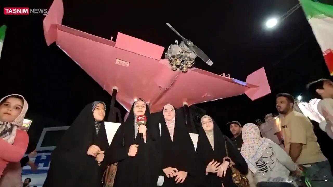 这才是女权！
伊朗公开展示一架粉色的小摩托无人机，用来庆祝伊朗的女孩日
伊朗的女