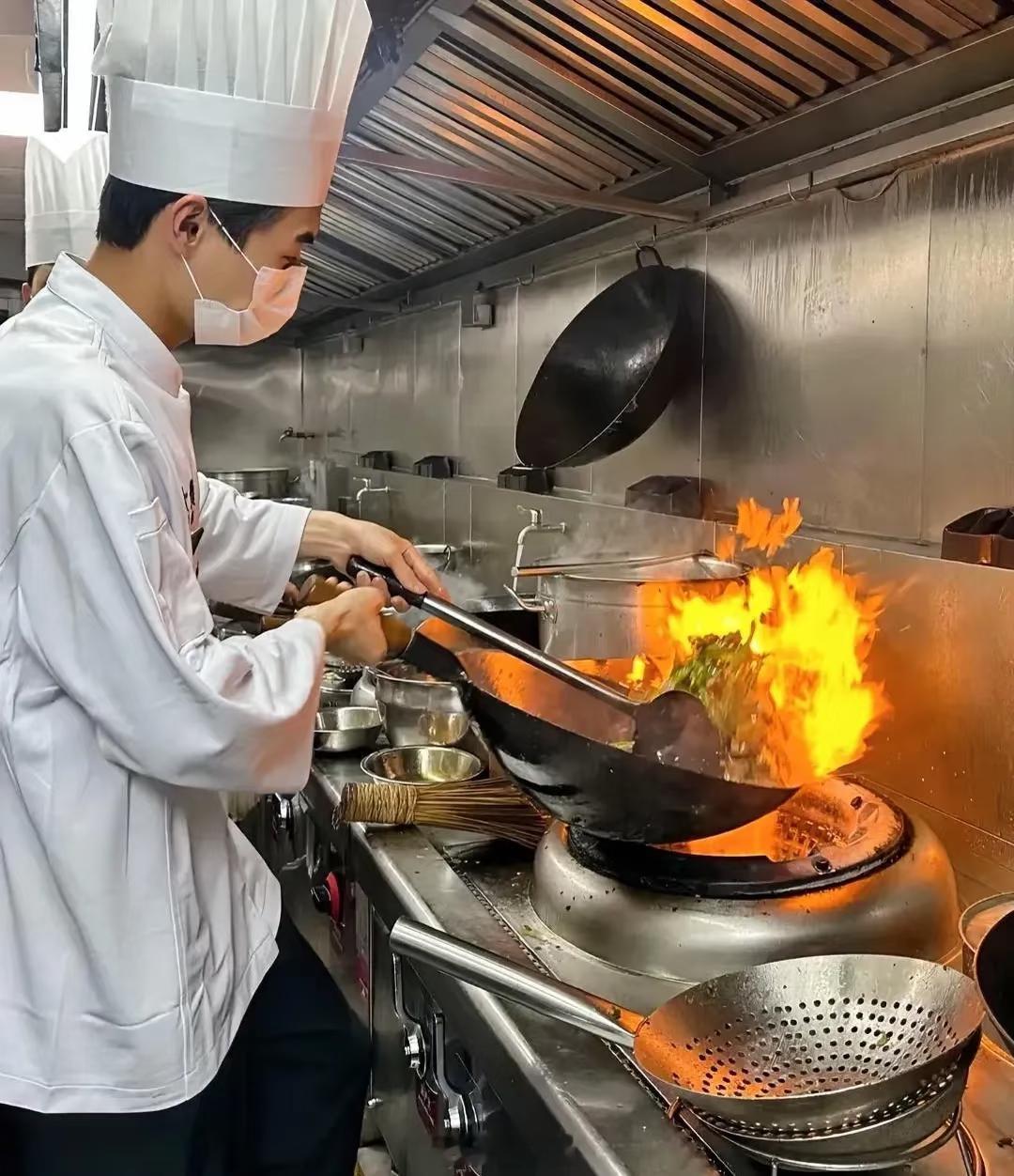 你们在家里是自己做饭多还是点外卖多？许多教大家炒菜的视频，油盐酱醋都是“适量”。