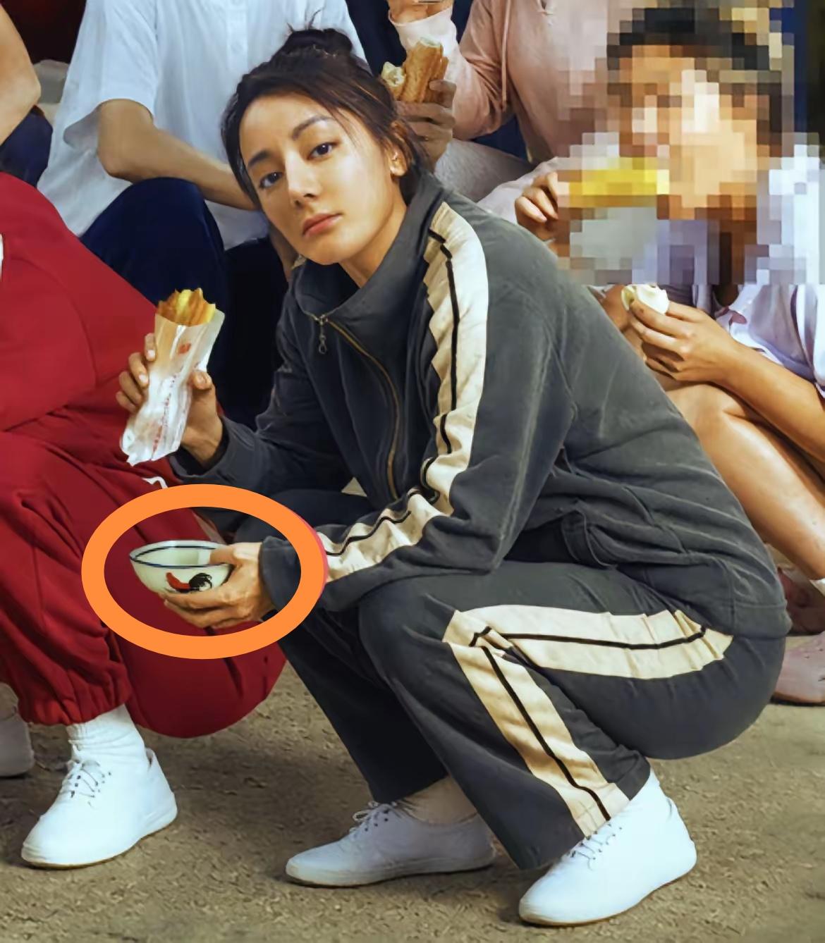 周星驰藏了数十年的专属小习惯被影迷扒出，几乎他所有影片里登场的瓷碗，全都是经典的