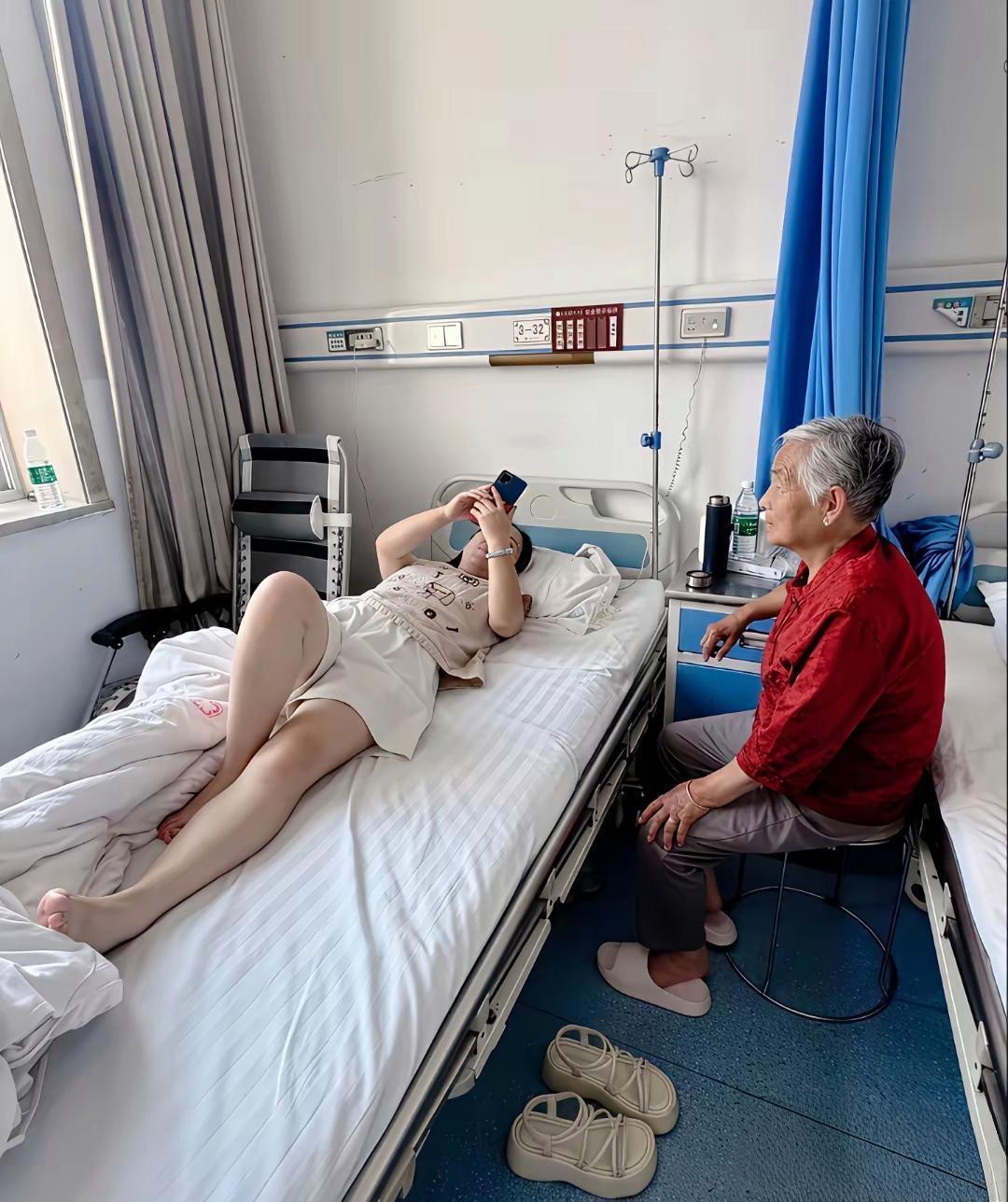 一看就知道是亲的
奶奶生病住院去伺候奶奶
这好像是倒过来了