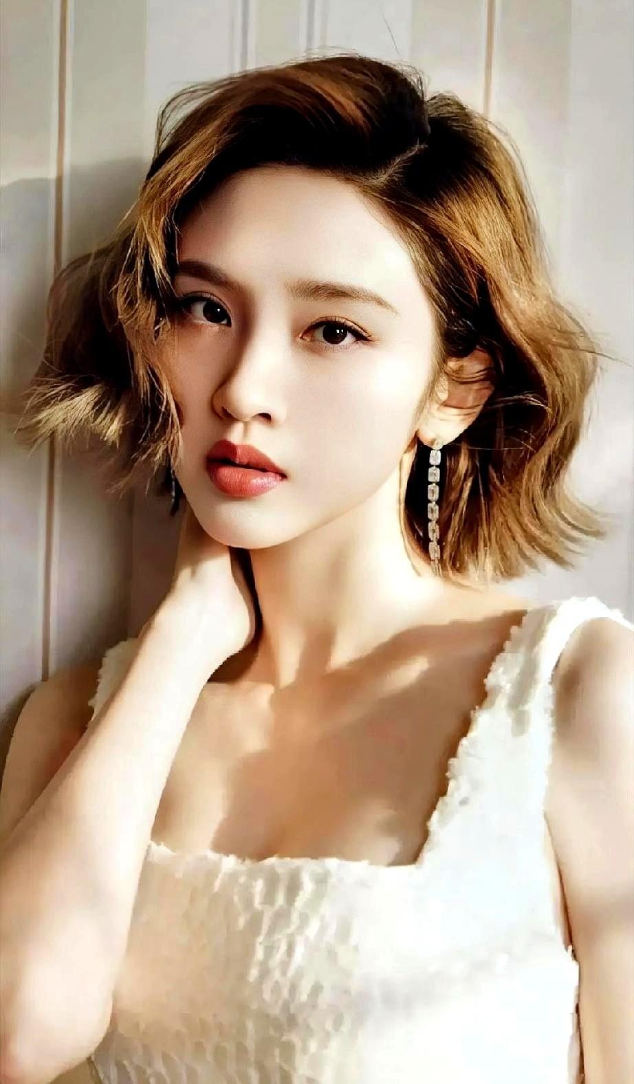 看到唐艺昕穿着一身黑说“想试试冷飒风”，我心里咯噔一下。
我们总觉得她就该是那个