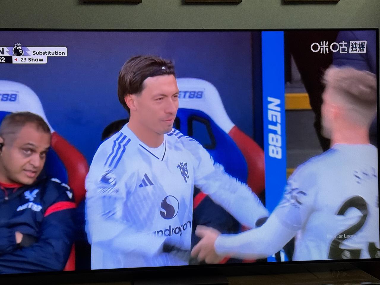 利马回来啦，真的是好消息啊。
看看他怎么踢这个左中卫。