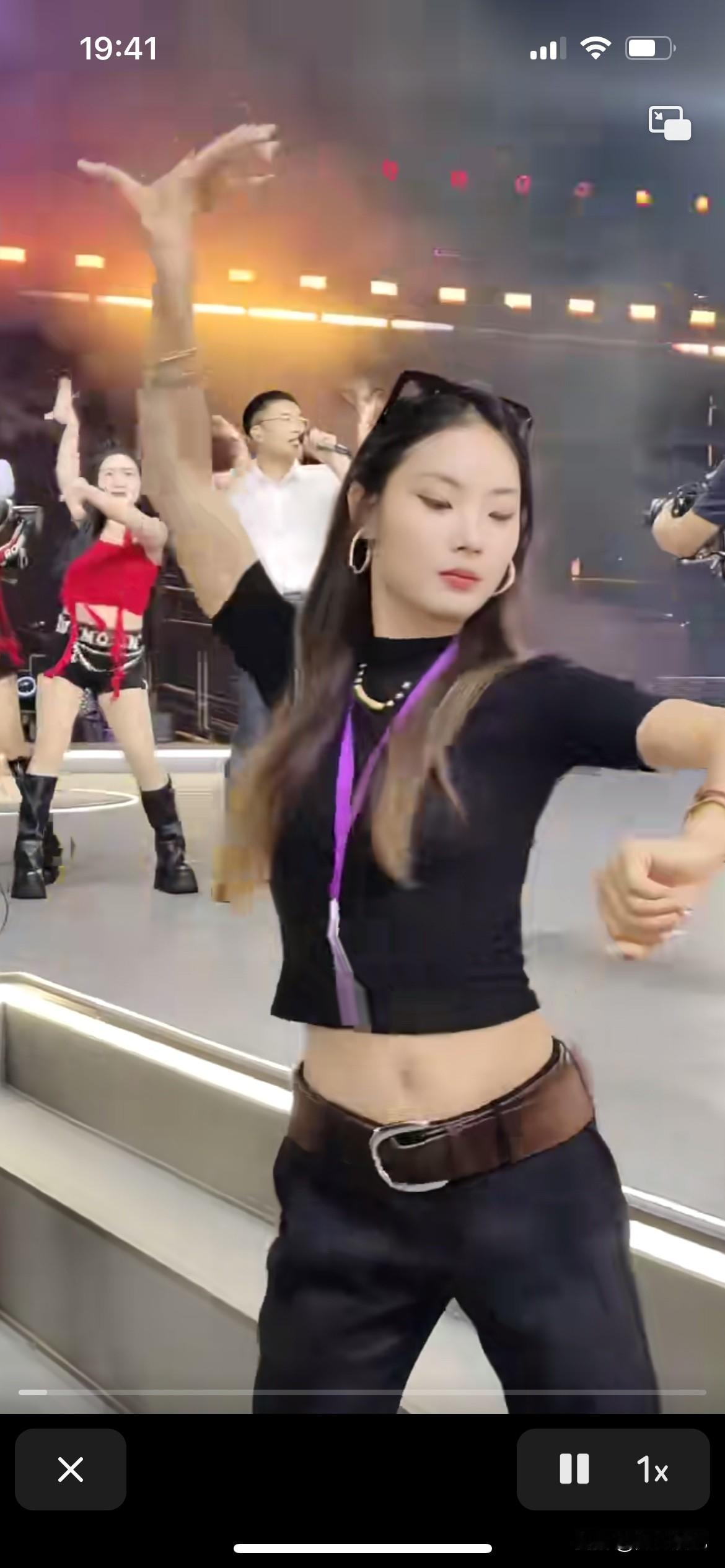 郭有才老师直播现场有个女的在这里干嘛，跳得那么好为什么不能上去舞台跳，
反而在这