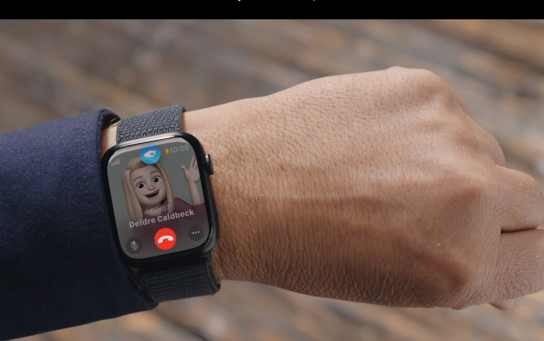apple watch 搭载S9芯片，处理能力增强，加上光感传感器，能够大拇指和
