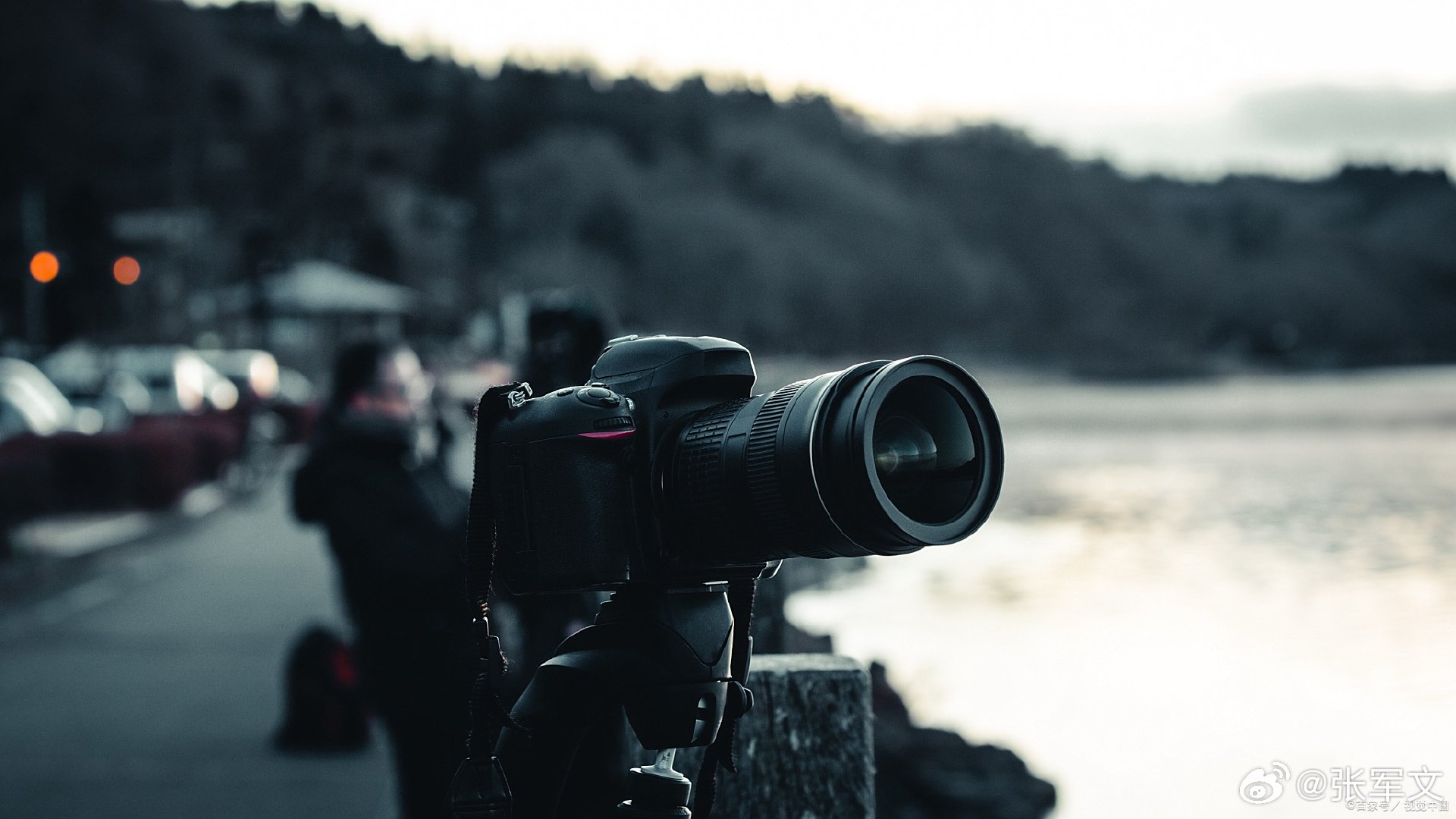 游客因拍照设备太专业被景区驱赶  夫妻拍照被拦，景区“禁商拍”引争议！3月26日