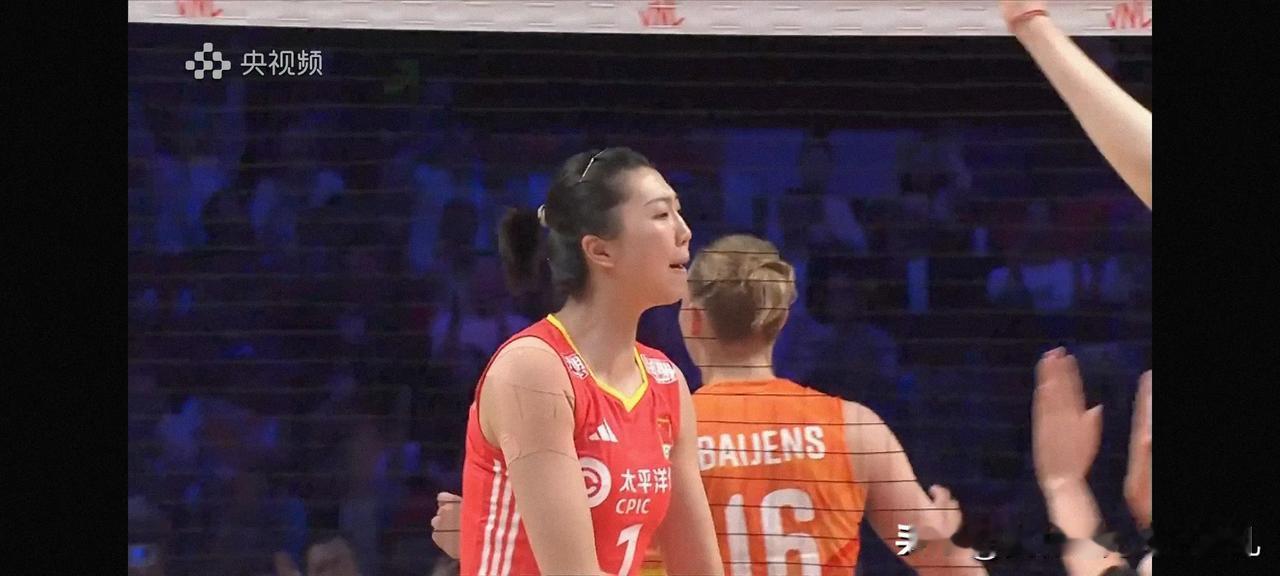 逆风翻盘，中国女排澳门首战开门红！


中国女排在20:25丢掉第一局后，甩掉包