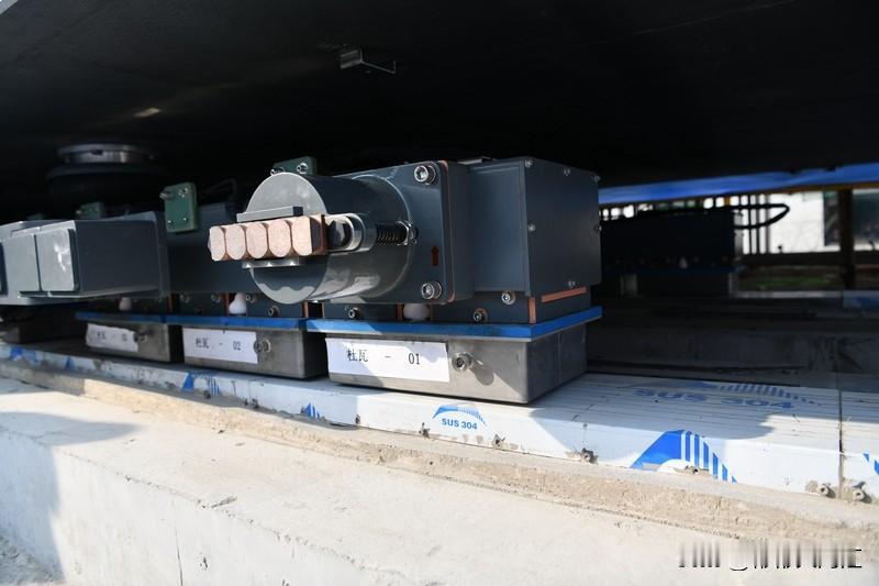 货车刹车踩下去硬，原因还挺多。可能是真空助力系统出问题了，像真空助力泵损坏、真空