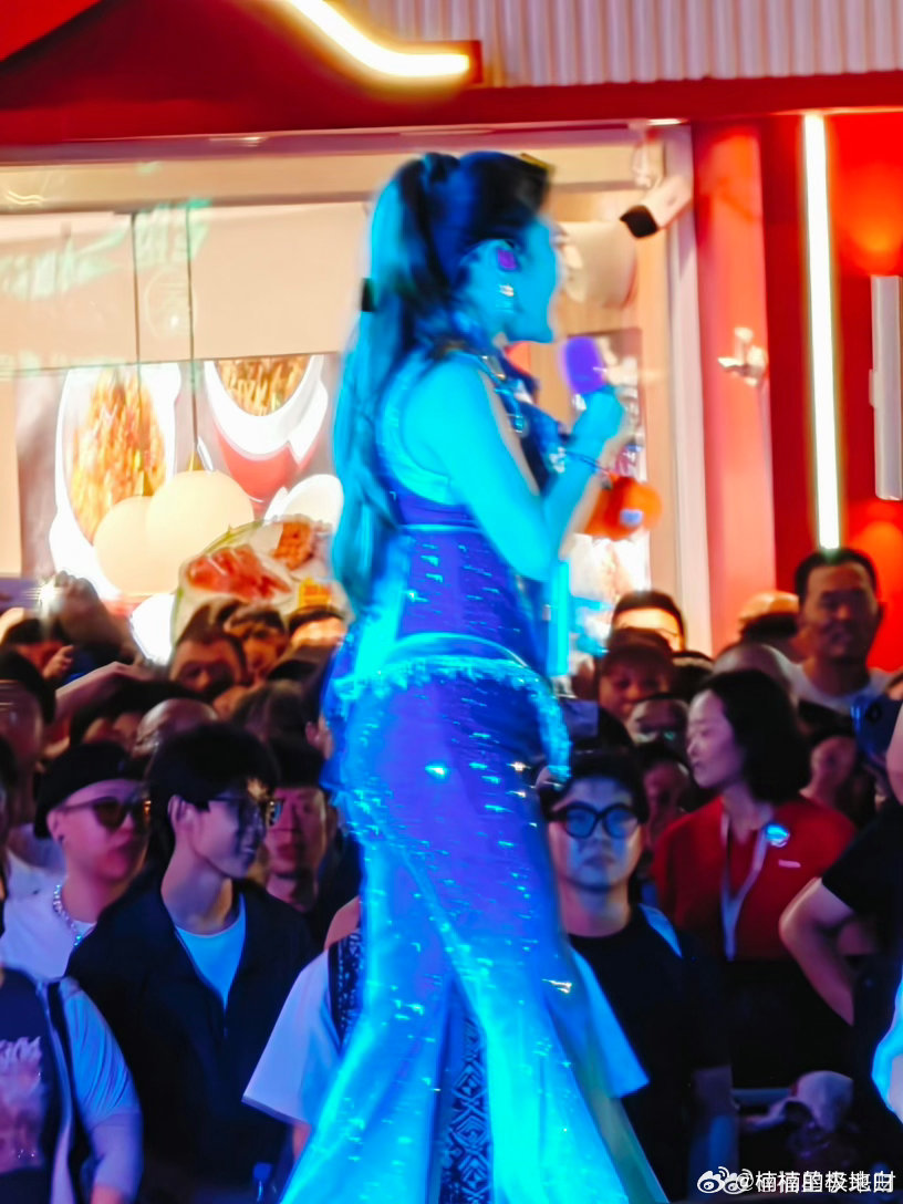 乌兰图雅人气爆棚了✨国民度实打实在线，不分年龄都熟悉她的歌曲，大合唱整齐洪亮，场