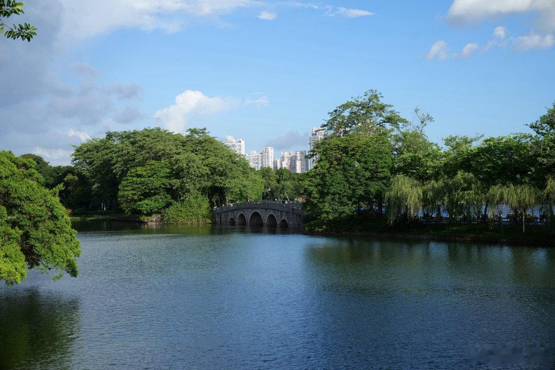 继续奉上广州东山湖公园的蓝天白云时刻，松下S9 铭匠50 1.8 天空蓝天白云 