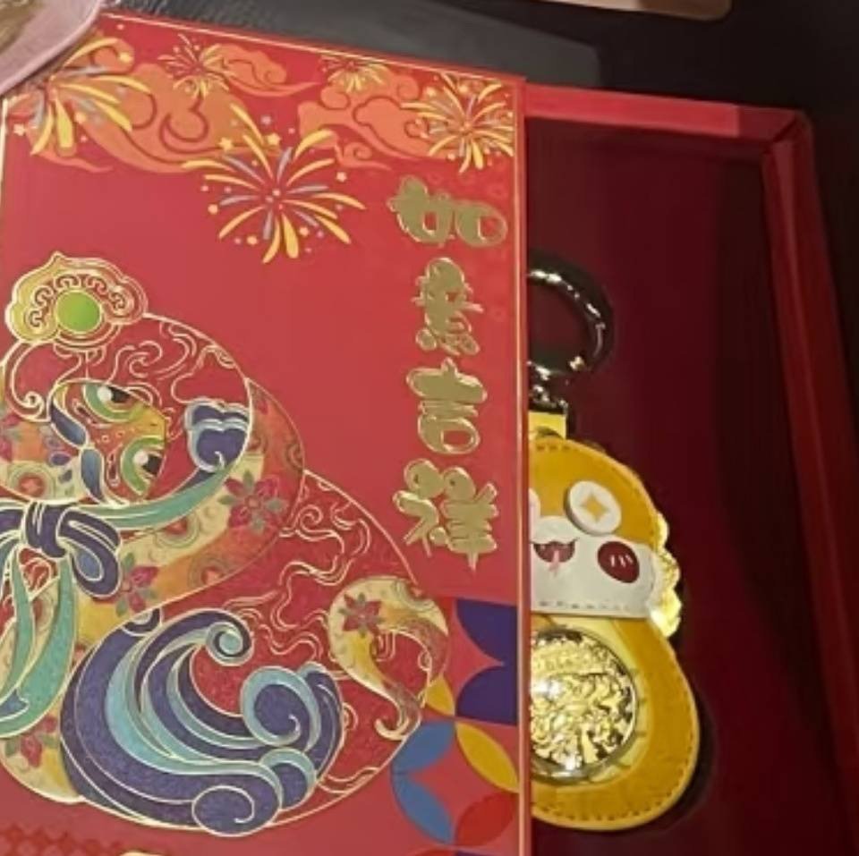 许凯子夜归伴手礼送金至尊！还是足金的，[色][色][色]许凯好大方，梅逐雨好穷[