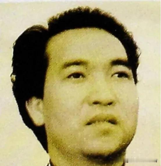 很多人都听过那个故事。一个富豪为了把家族藏在英国的几万件国宝运回国，甘愿放弃国籍