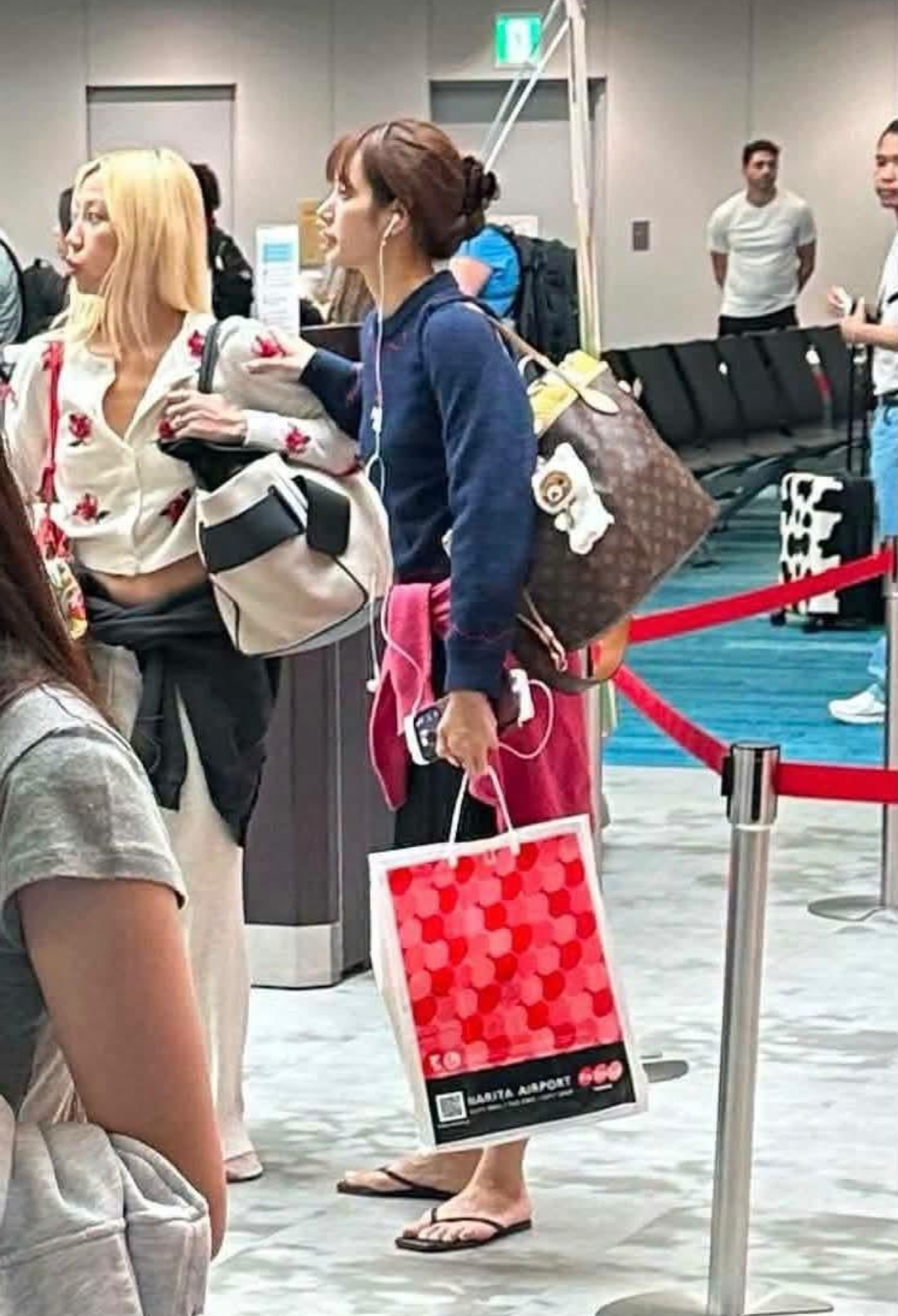 LISA🩷LISA亚女一260815 🇯🇵成田机场偶遇LALISA相关图片