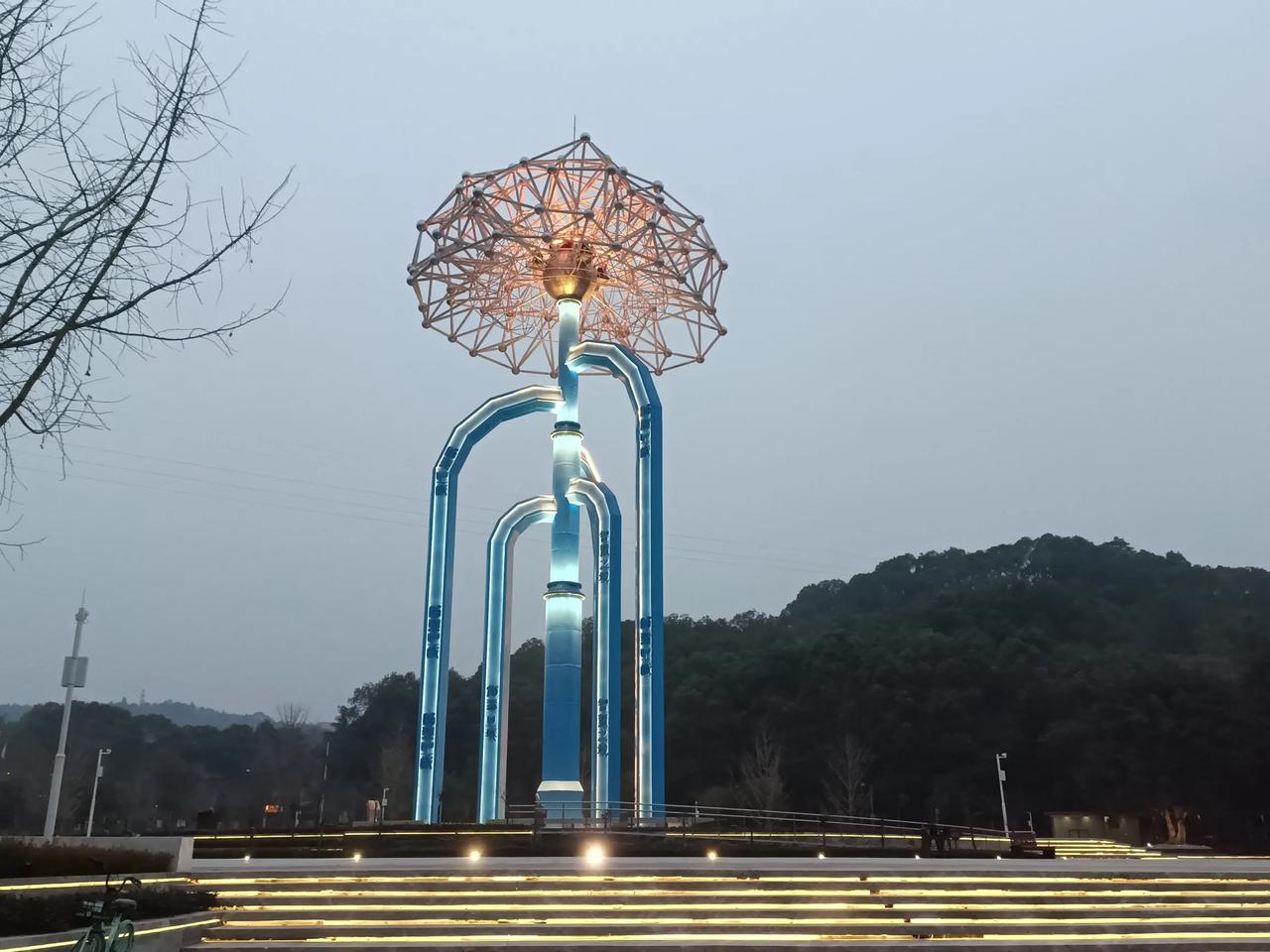 傍晚时分的中华科学家公园。历经数月的改造之后，中华科学家公园变得更加靓丽了！在灯