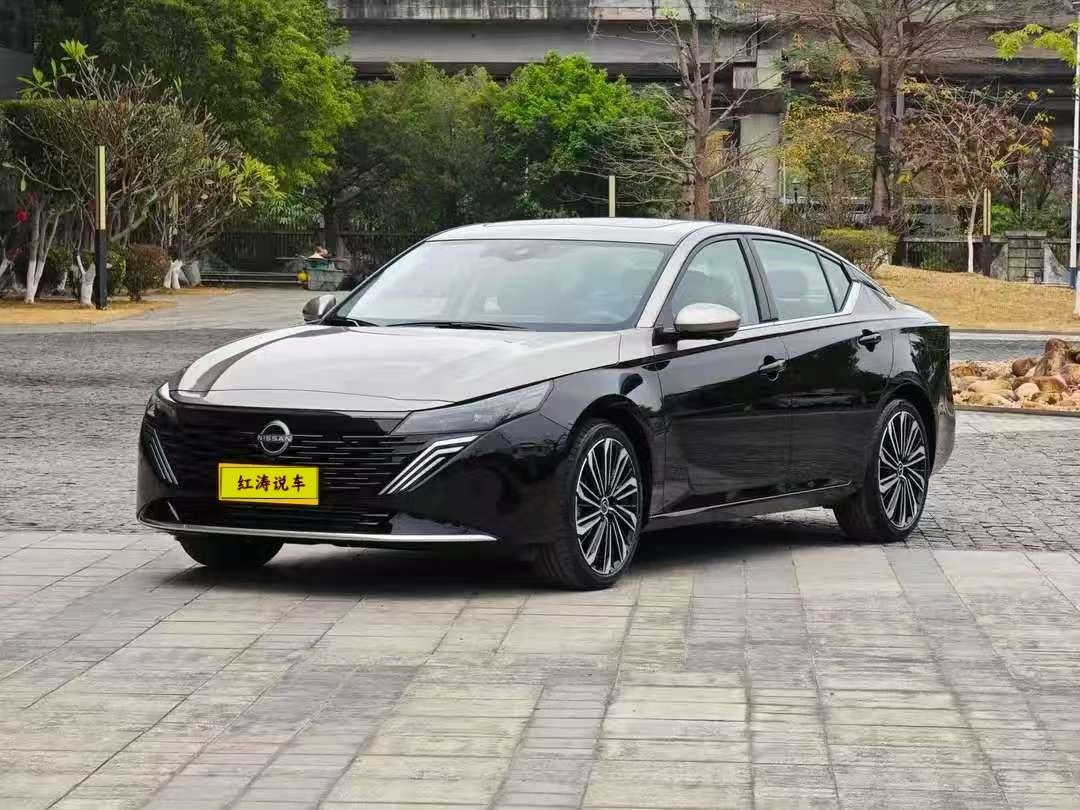 双色车漆涂装经常被使用在劳斯莱斯、迈巴赫等高端车型上面，而东风日产推出了天籁鸿蒙