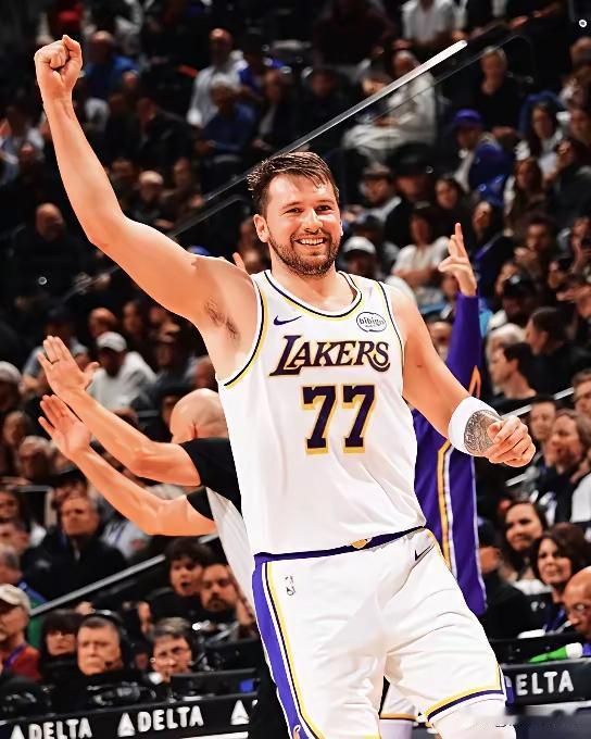 湖人和太阳的比赛，感觉湖人距离强队至少差两个档次。里弗斯不打，老詹下去，东契奇一