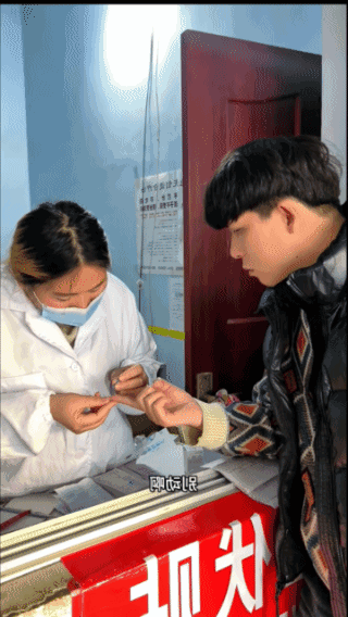 终于扎你手上了！
平时都是你扎别人，
还口口声声说不疼不疼，
别人说疼，
你还笑