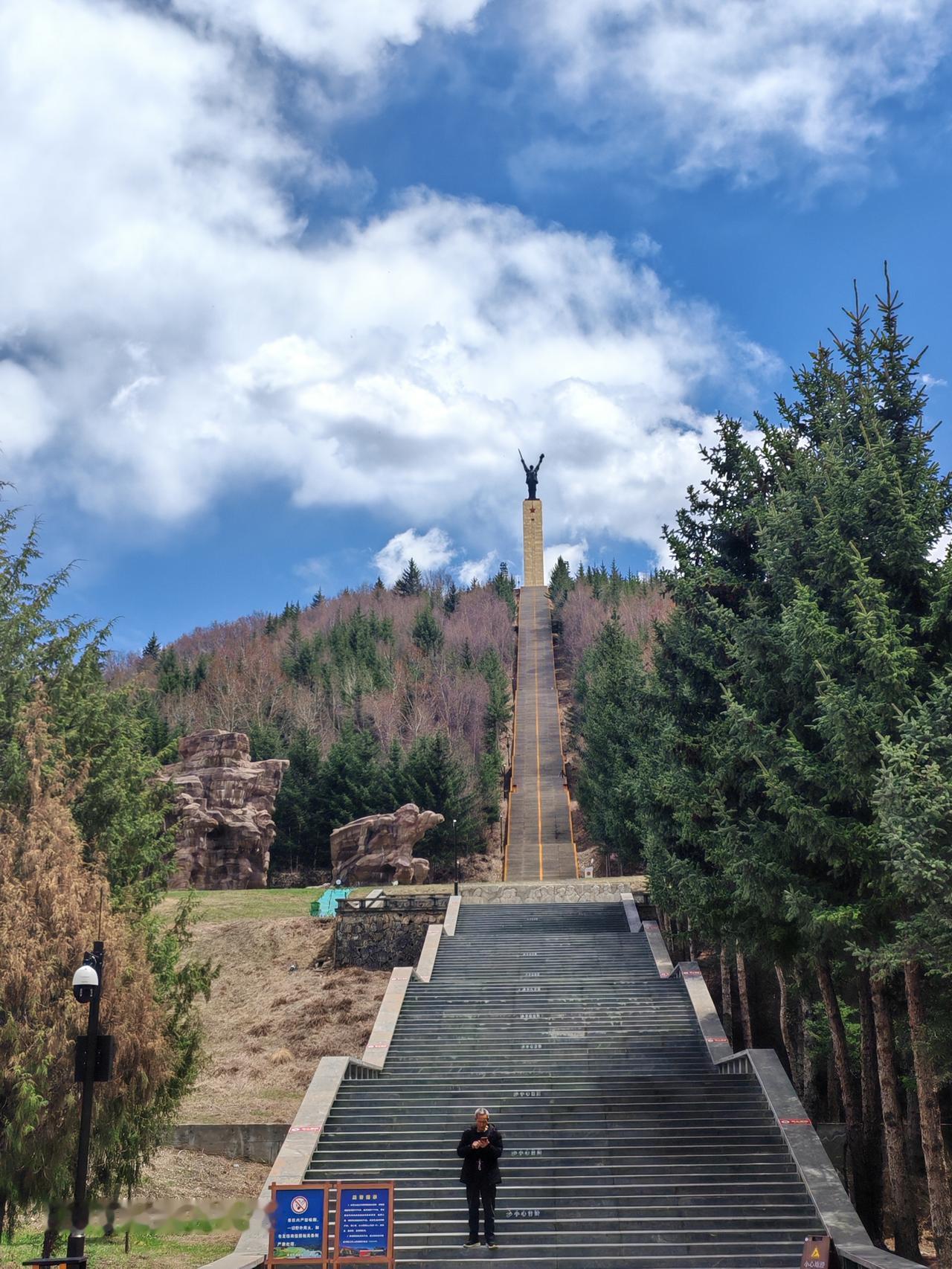 松潘红军长征纪念馆上空的天空，蓝得纯粹而深邃，像一块巨大的蓝宝石，镶嵌在天地之间