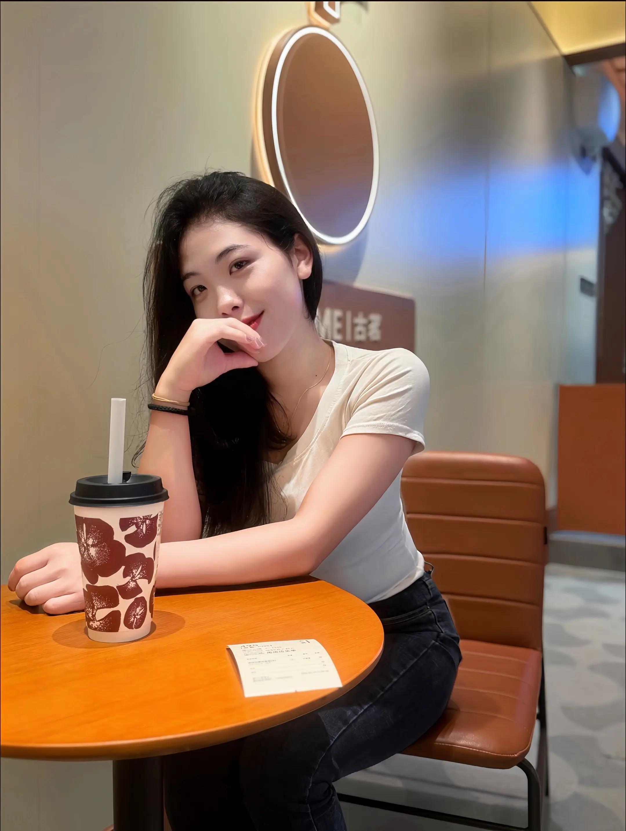 世界上不缺恋人和漂亮的人 缺的是真正对你好会问你累不累 待你如初的人！