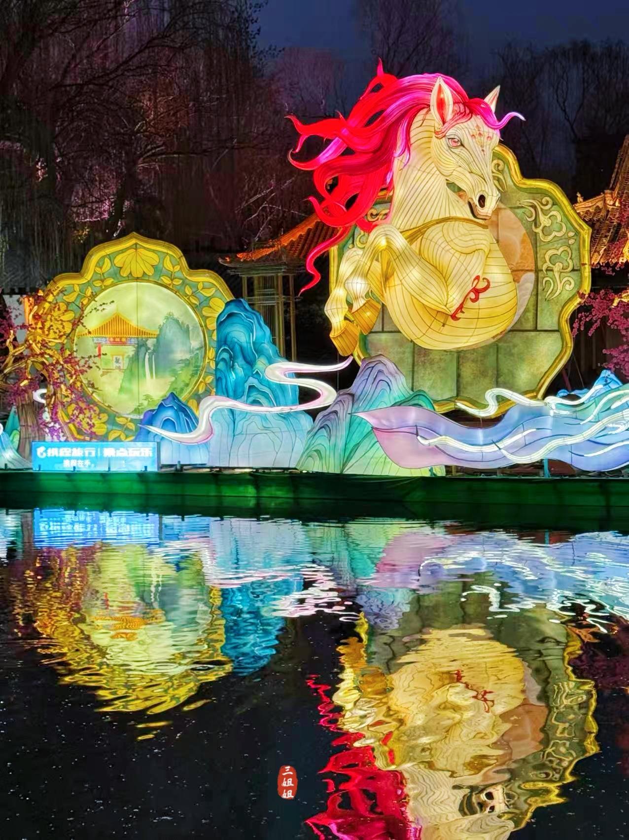 郑州一小时瞬移济南赏花灯，趵突泉灯会流光溢彩，泉城秒杀绿城。
大年初六坐上高铁，