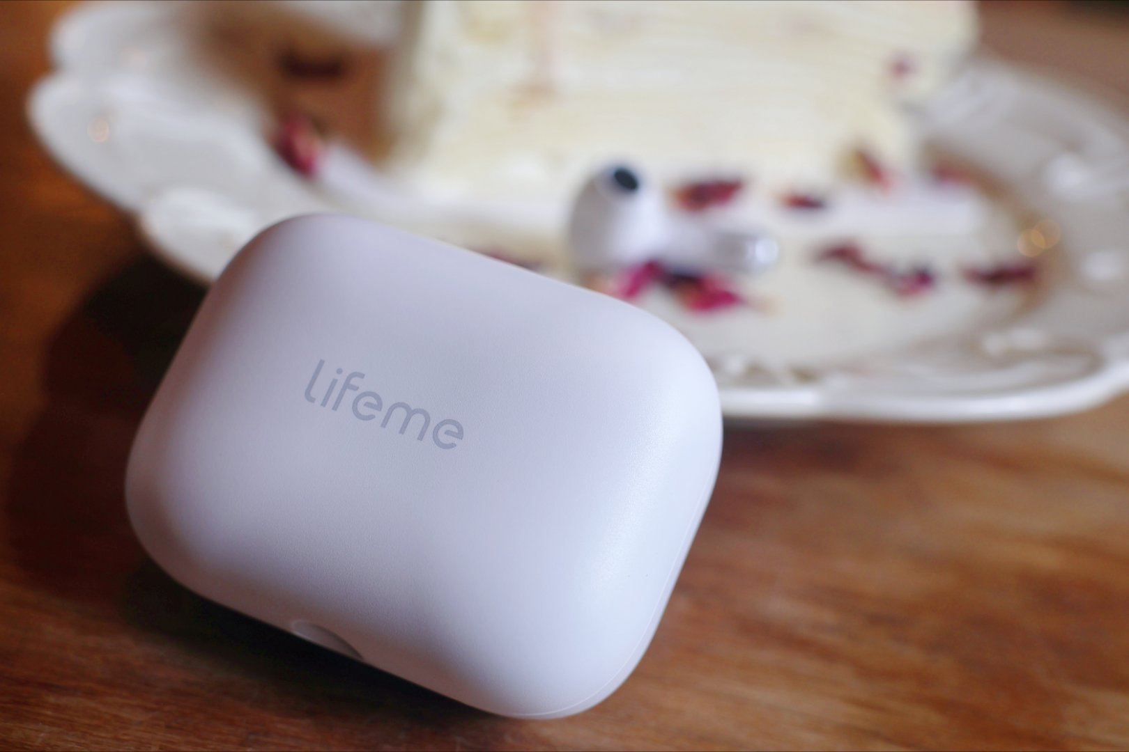 不管是工作、运动还是发呆，魅蓝的弦月降噪耳机都像个小陪伴。轻巧无感，声音通透，还