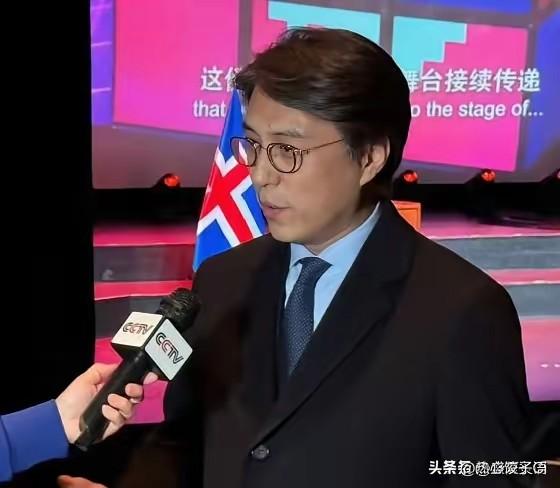 主持人问靳东，你平时用Ai吗？他说，A1在学习。AI对影视的影响力肯定更大，包括