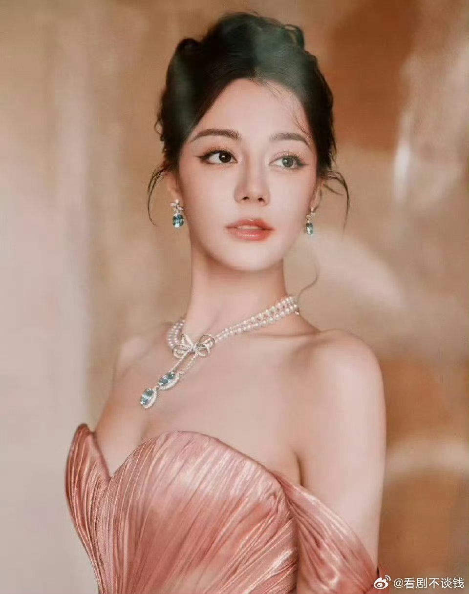 迪丽热巴现在人还在飞机上  期待美女的新剧白日提灯 马上又可以追剧了