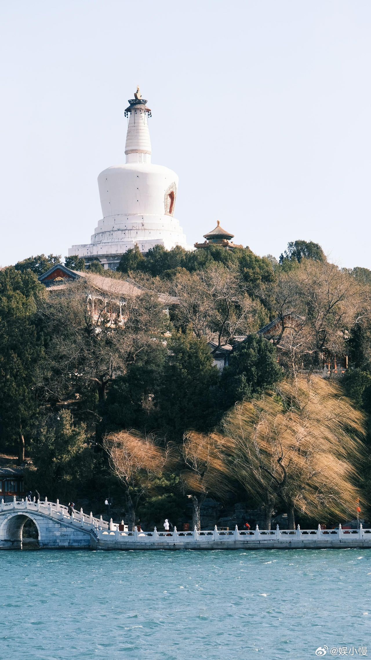 北京北海白塔脚下是广寒宫旧址逛北海涨知识！北海白塔底下那块地，古时候就是广寒殿的