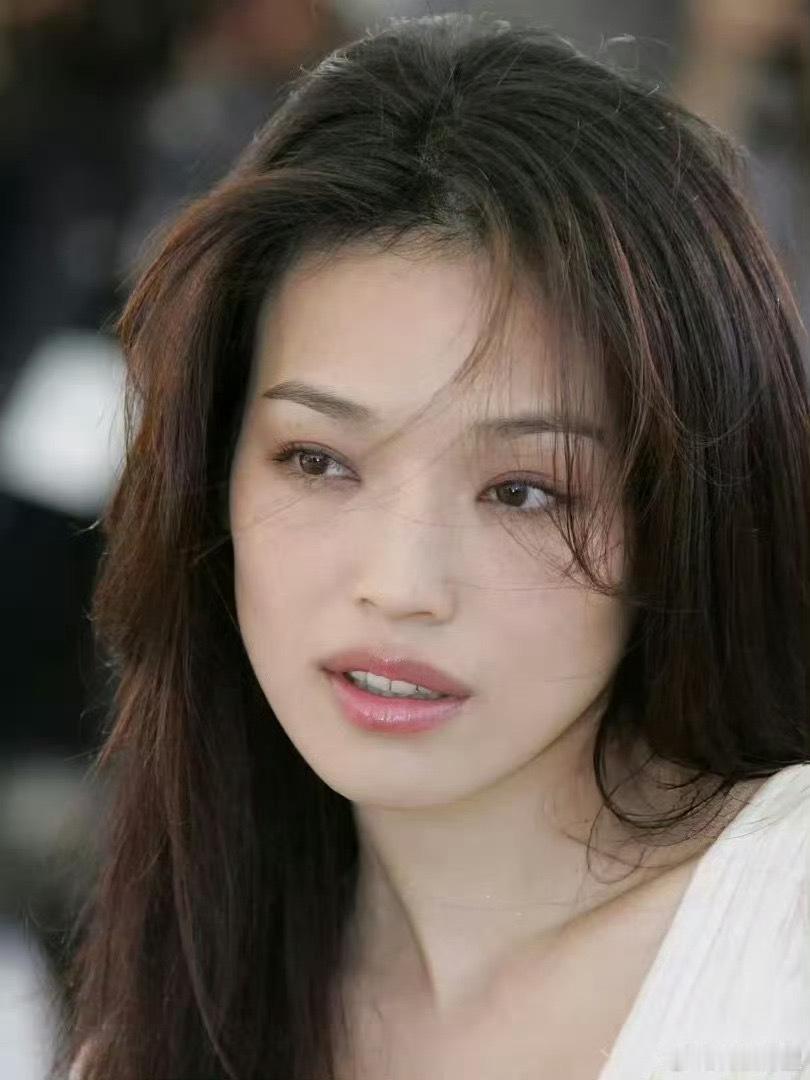 YU7代言人还是舒淇 舒淇独一份的清冷柔情无人复刻，举止优雅大方，神态慵懒灵动，