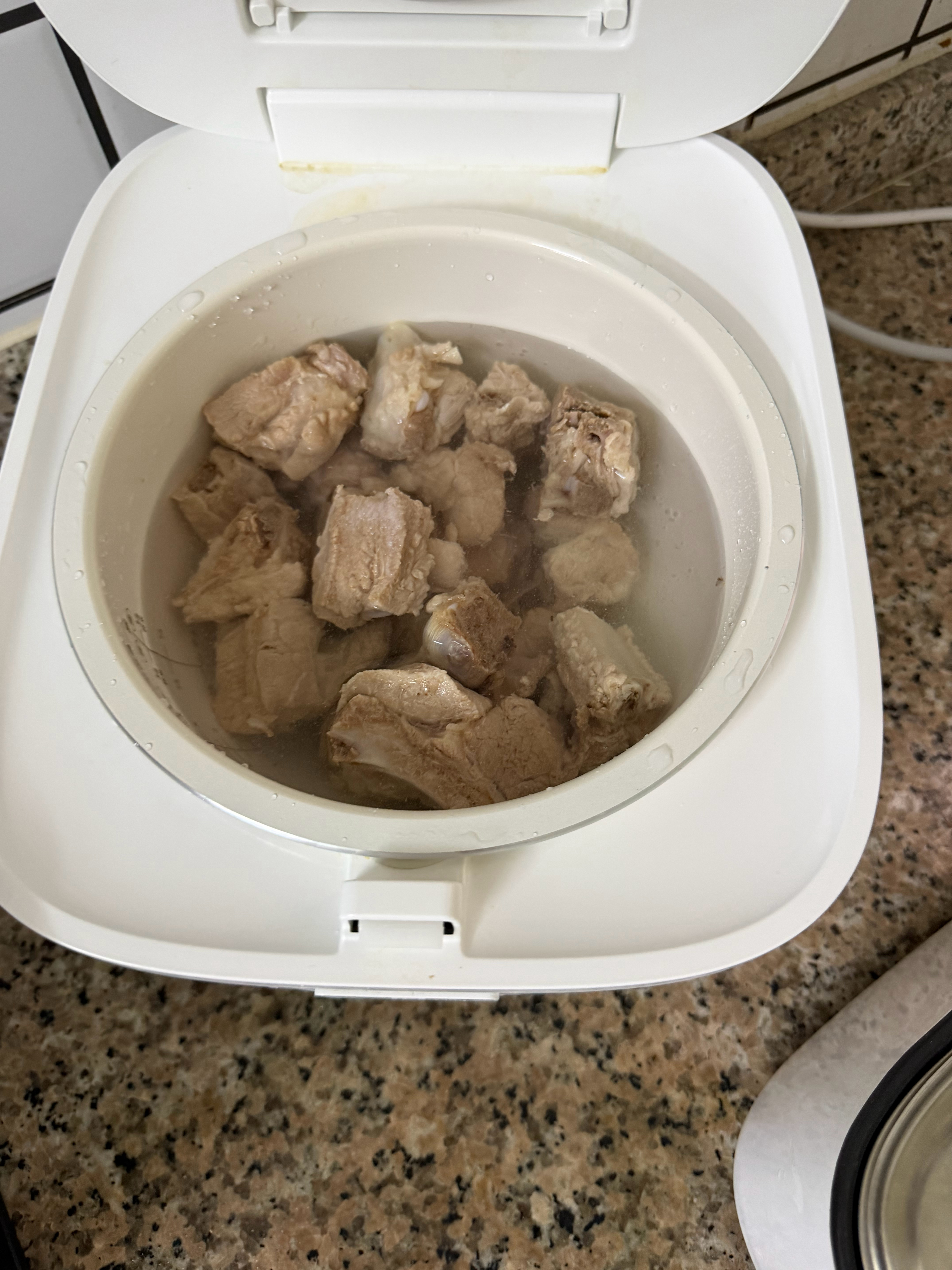 吃点外卖强，成本20元，一顿午饭，一斤排骨，配上贵州蘸水，一字诗：中 
