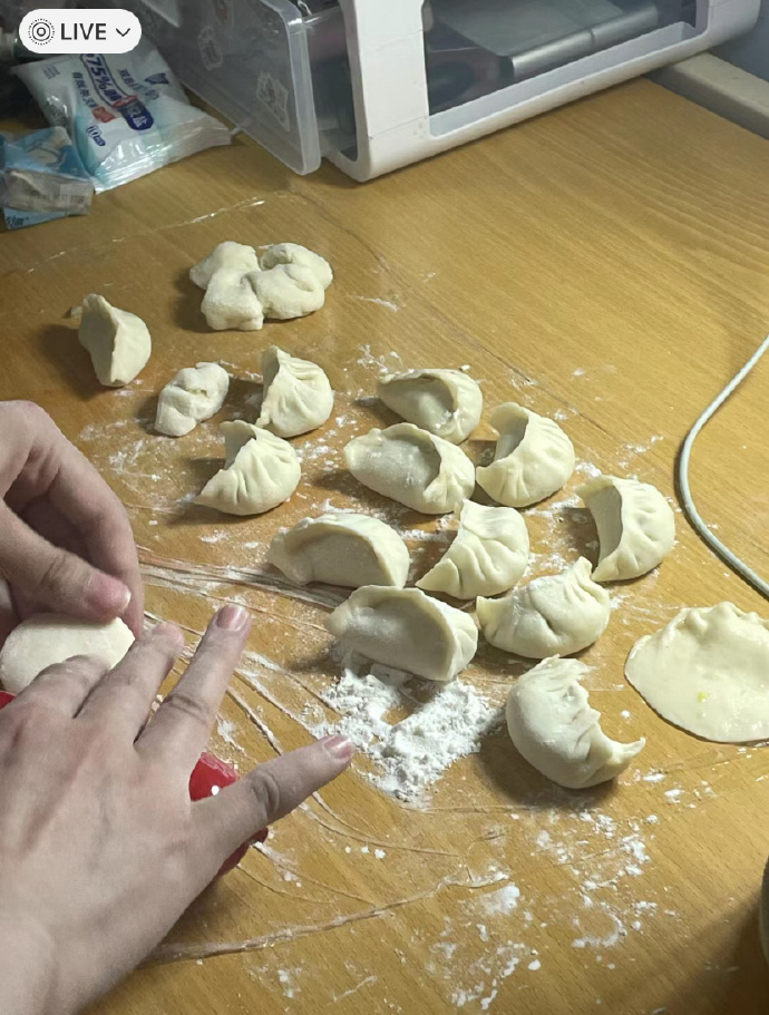 当代女大学生在宿舍当美食家 
