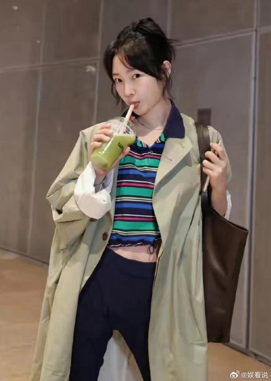 白百何这穿搭是春日里的一股清流啊，年轻又不土！ 