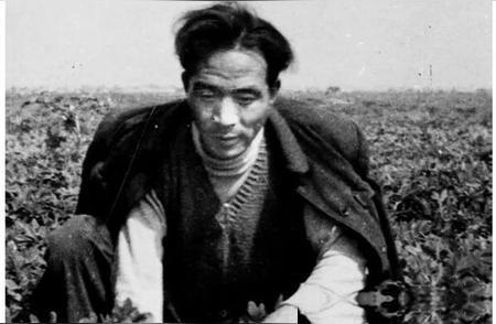 1950年的春节，焦裕禄回家探亲，他到处找不到妻子，母亲惋惜地说：“你妻子改嫁了