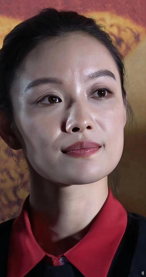 倪妮颜值气质双在线，长相明艳大气，越看越有韵味。 