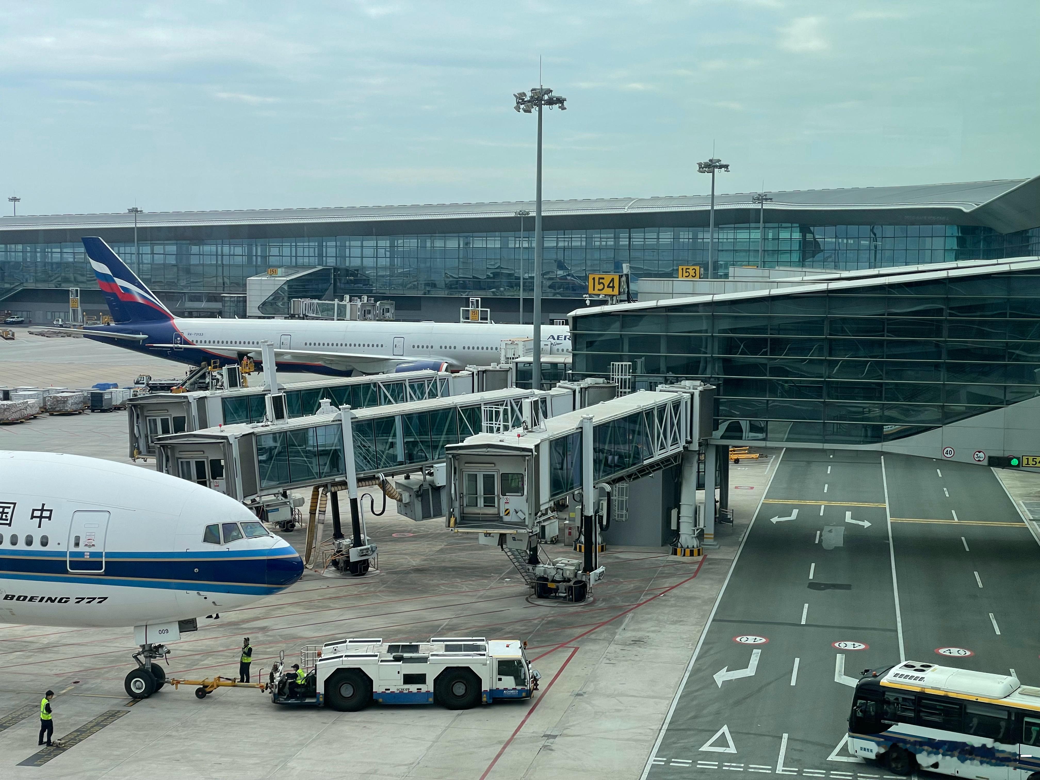 去162远登机口途中，偶遇一架俄航，我很少见到。还发现春秋也有硬广商单了，口腔医