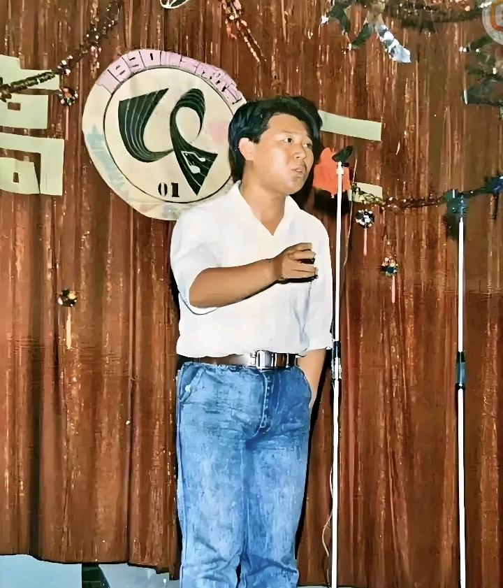 谁能看出这张照片里的郭德纲，当年仅仅17岁呢？1990年，他在天津校园表演单口相