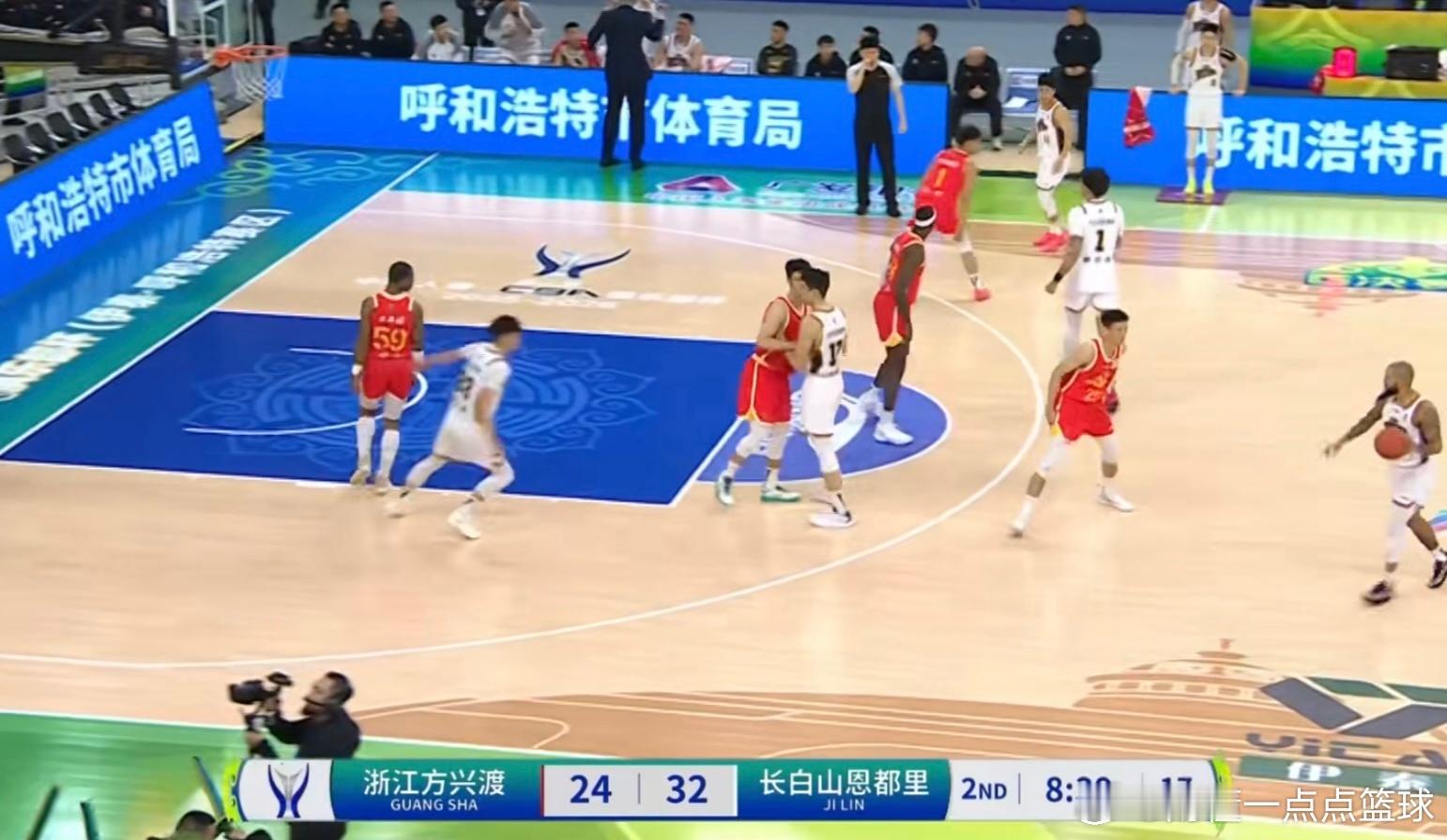 广厦男篮这次俱乐部杯纯纯摆烂放水，三大核心胡金秋、朱俊龙、布朗都轮休，主帅王博也