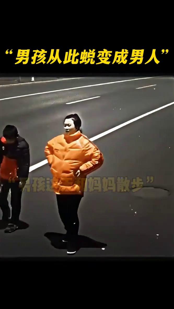 男孩从此蜕变成男人，这一跪是个爷们。
男孩这天和妈妈散步，本应还有几天的预期却在
