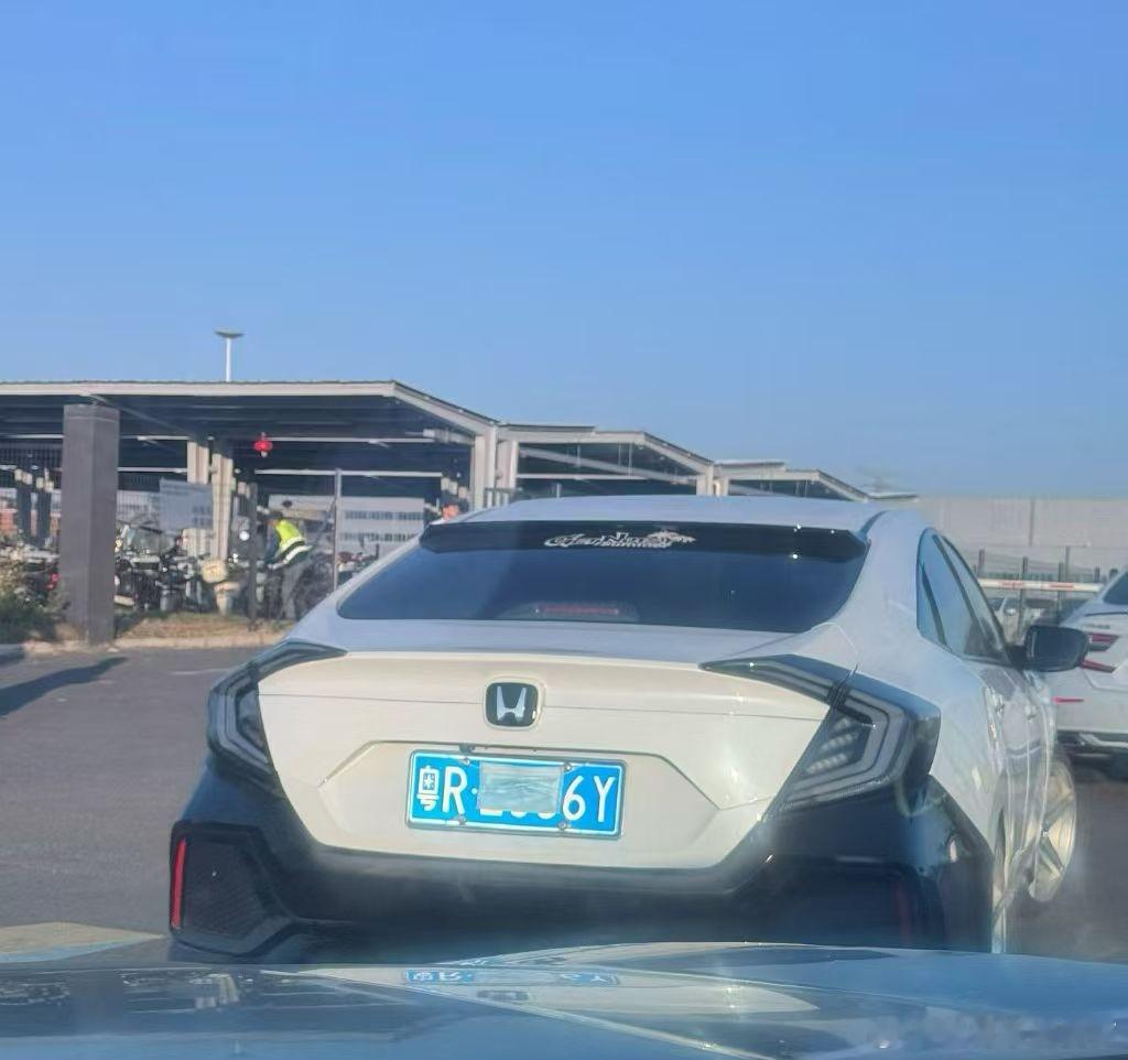 汽车资讯我与汽车的日常 这年头还有敢遮挡车牌的？我就不打码了！直接扩散！ 