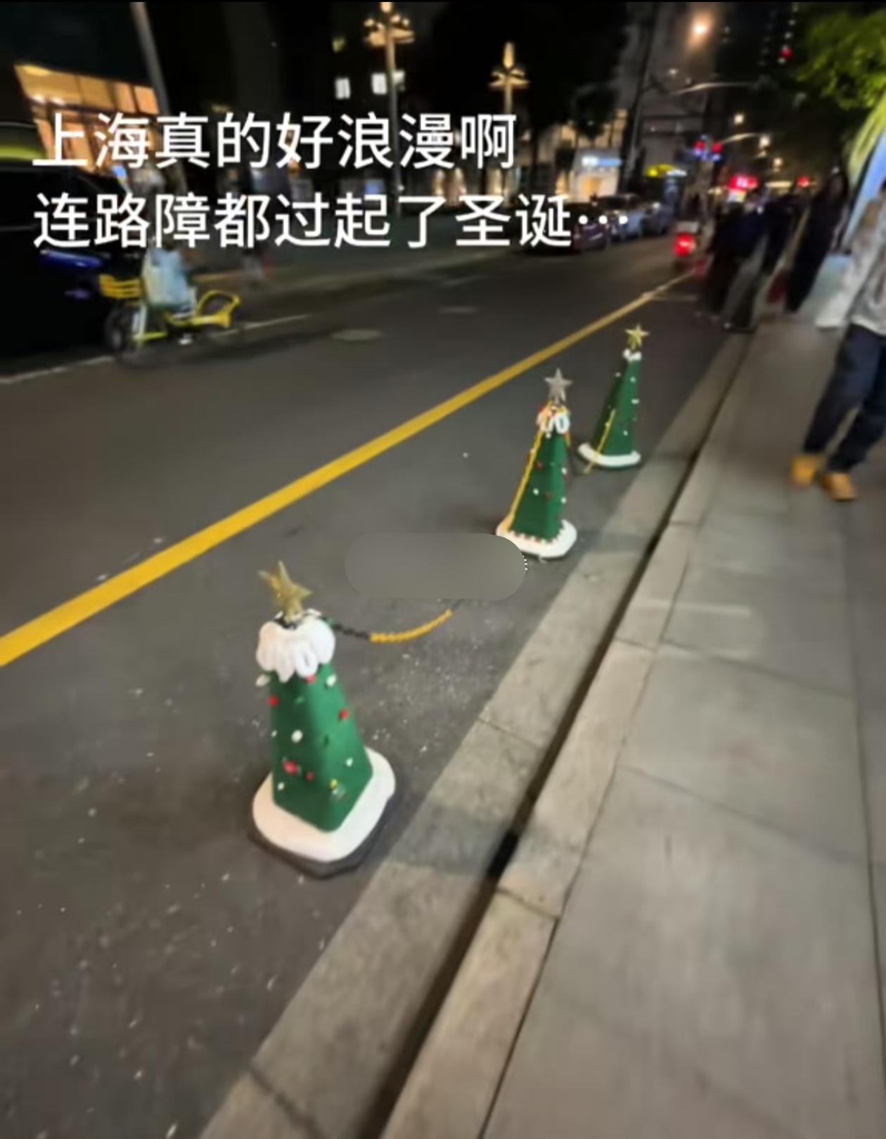 上海有多浪漫，连路障都披上了圣诞的外衣。
在上海过圣诞节的应该都是外国人吧，在这