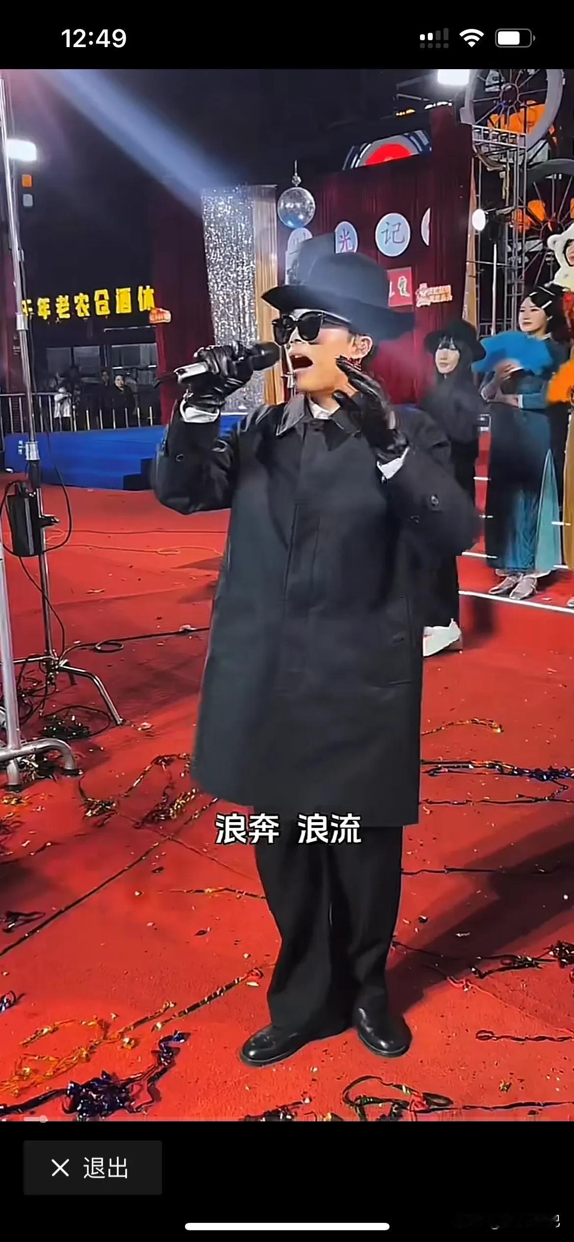 郭有才老师唱粤语歌也别有一番风味，一身社会正义感的打扮，演唱一首“上海滩”经典歌
