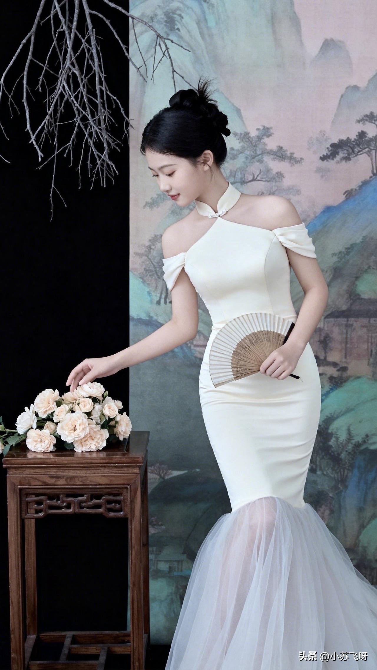 ：给小姐姐赋诗吧“花绽古典韵悠长，美女旗袍秀雅芳。莲步轻移风袅袅，宛如诗画韵流芳